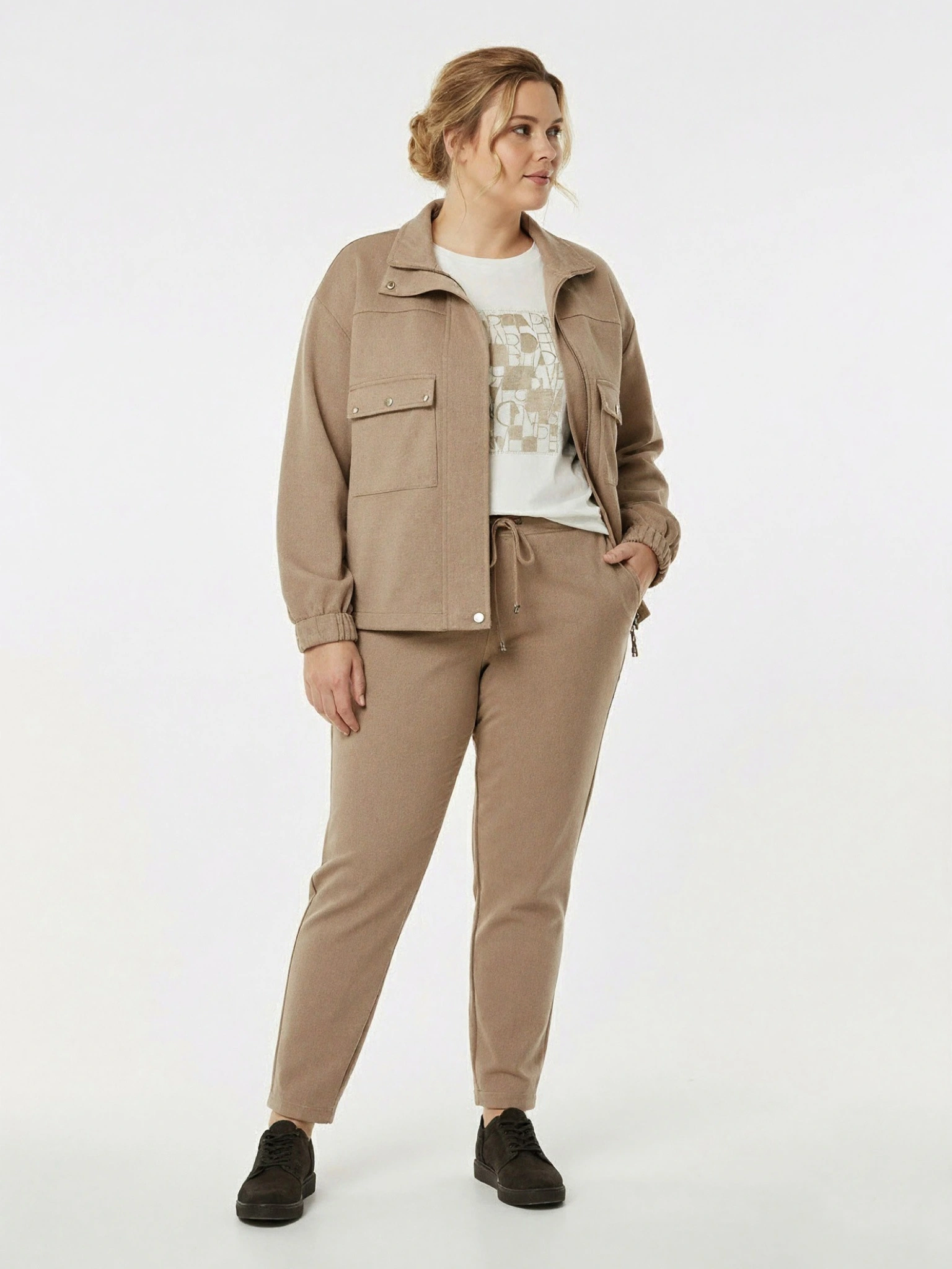 Жакет трикотажный бежевого цвета с кулиской по низу